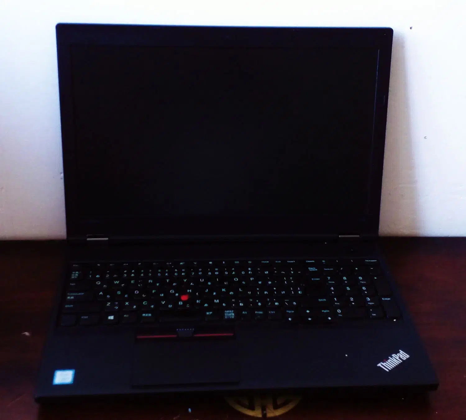 یک عدد لپتاپ تمیز|رایانه همراه|میانه, |دیوار