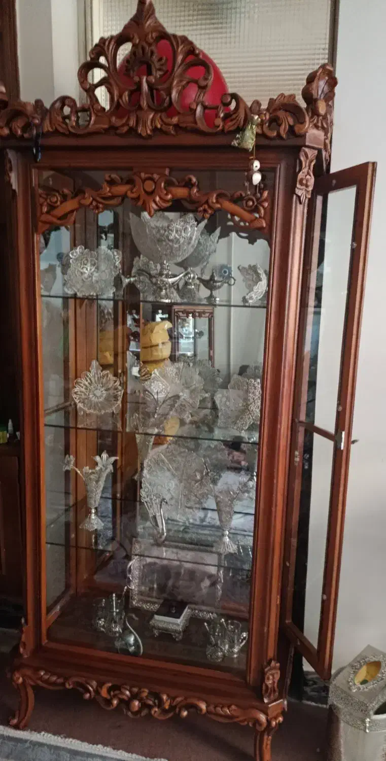 ویترین با وسیله هایش|بوفه، ویترین، کنسول|اصفهان, باغ نگاره|دیوار