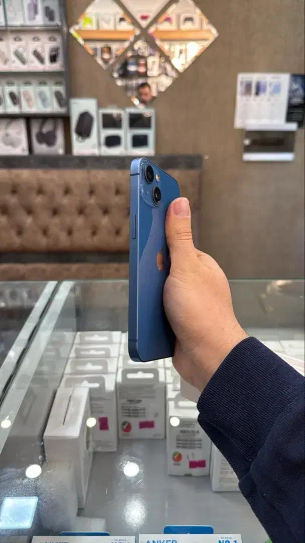 آیفون ۱۳  نرمال|موبایل|میانه, |دیوار