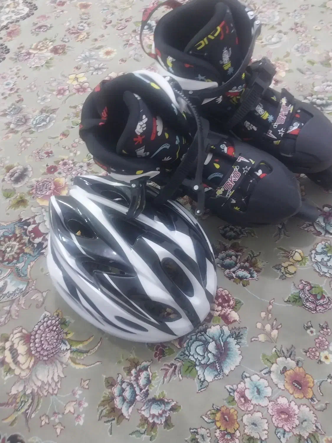 اسکیت کفشی در حد نو همراه با کلاه ایمنی|دوچرخه، اسکیت، اسکوتر|هشتگرد, فاز ۱ مهستان|دیوار