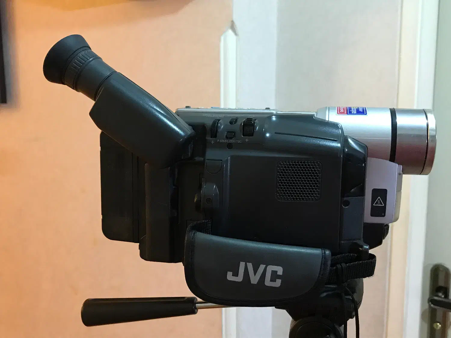 دوربین هندی کم اورجینال JVC با سه پایه متحرک|دوربین عکاسی و فیلمبرداری|تهران, سعادتآباد|دیوار