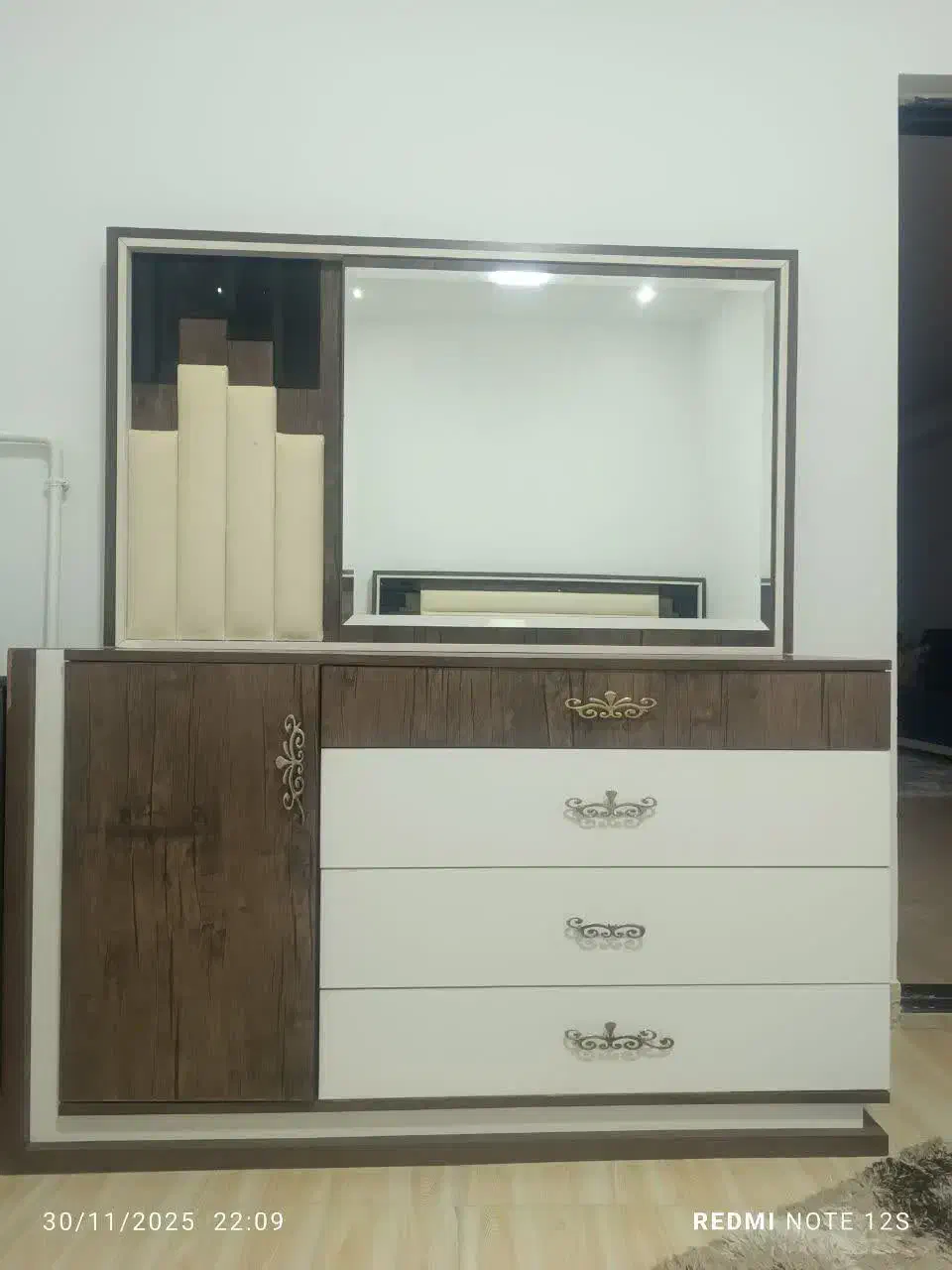 تختخواب دو نفره همراه میز آرایش|تخت و سرویس خواب|قروه, |دیوار