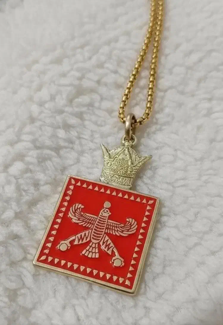 گردنبند شهباز (عقاب شاهی) و تاج پهلوی|کلکسیون اشیاء عتیقه|یزد, |دیوار