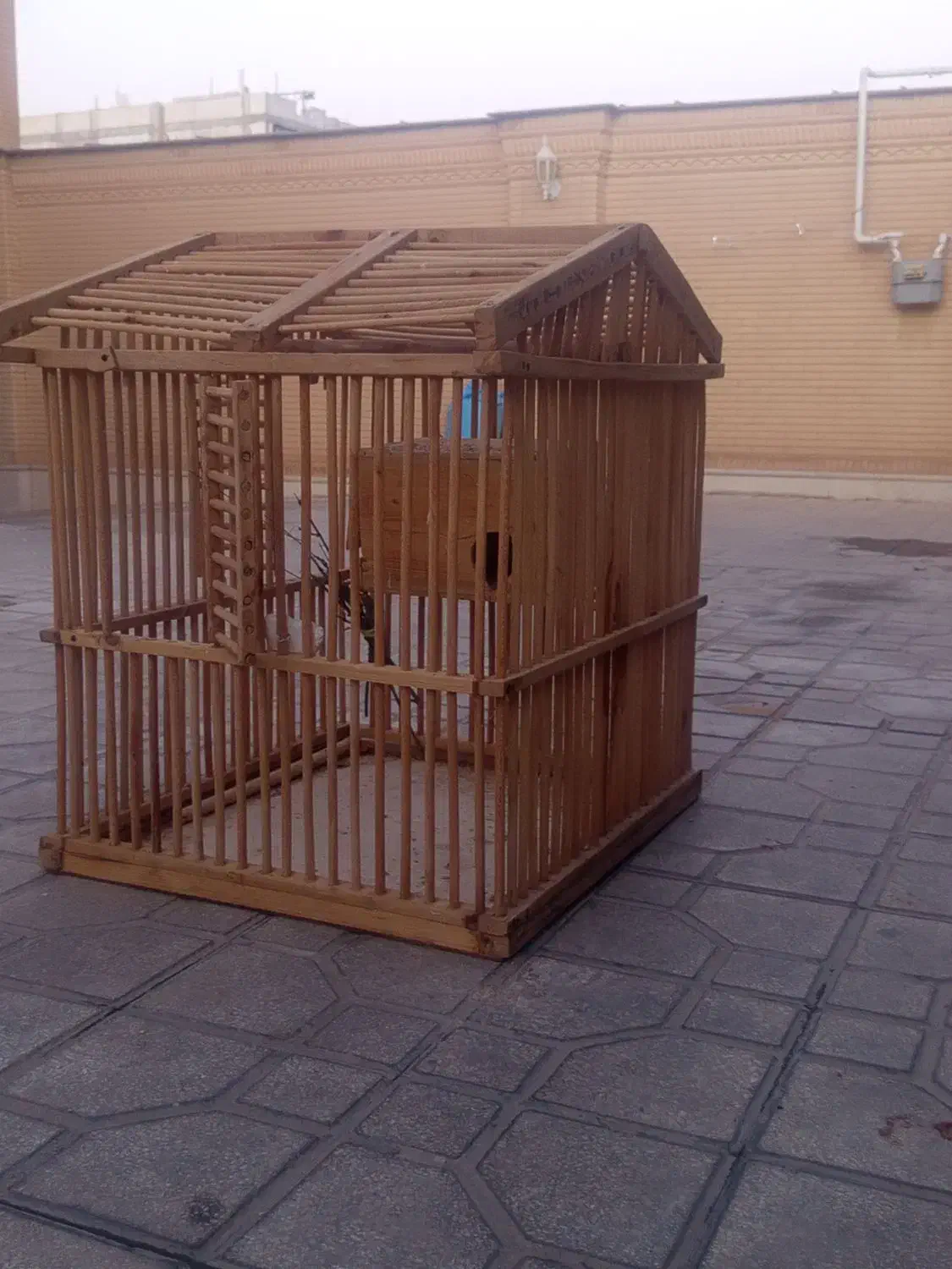 ققس تمام چوبی بزرگ همراه با لونه|لوازم جانبی حیوانات|شیراز, شهرک گلستان|دیوار