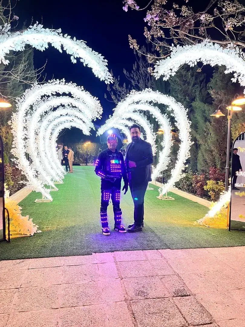 اجرای تفنگ گان کاغذپاش بهمراه لباس led|صوتی و تصویری|شیراز, کاراندیش|دیوار