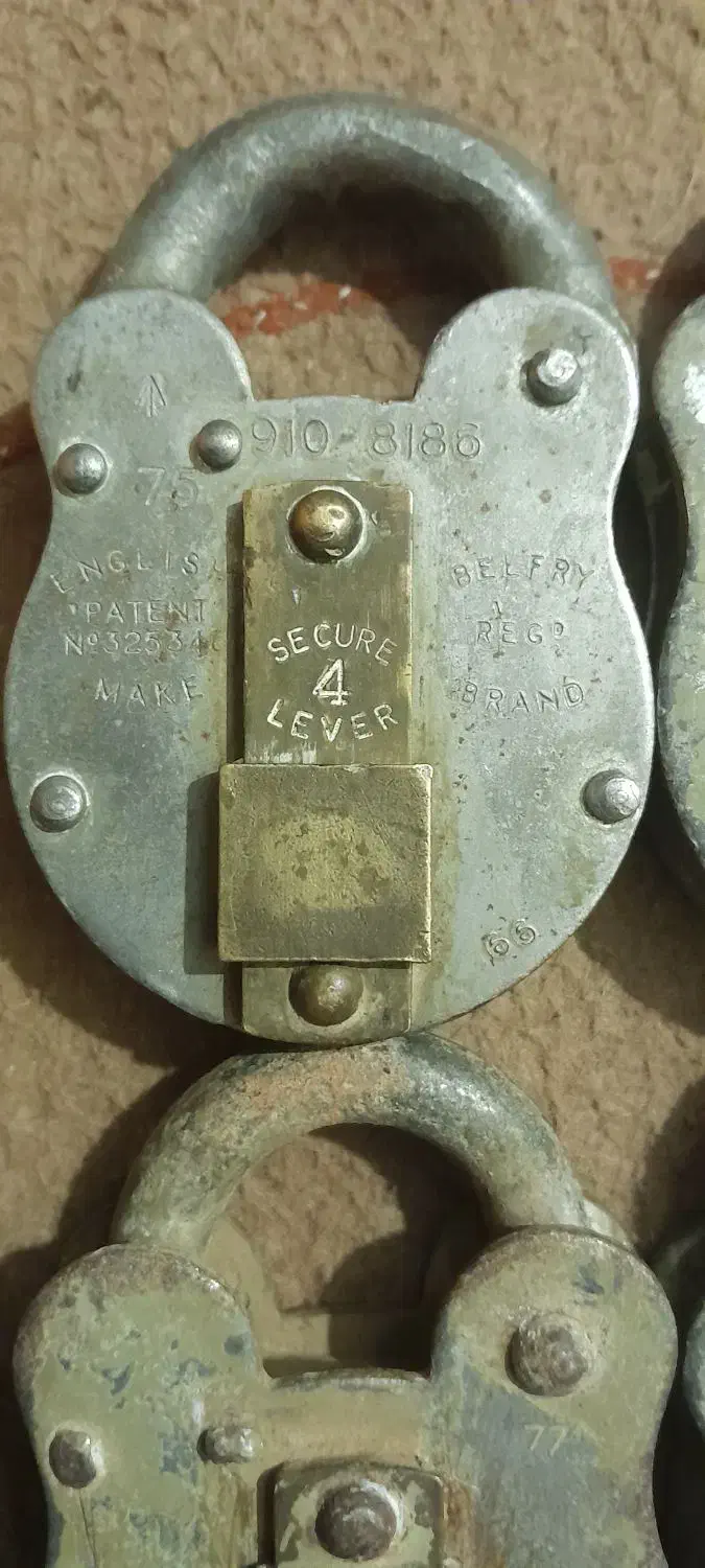 پنج عدد قفل قدیمی|کلکسیون اشیاء عتیقه|مسجد سلیمان, |دیوار