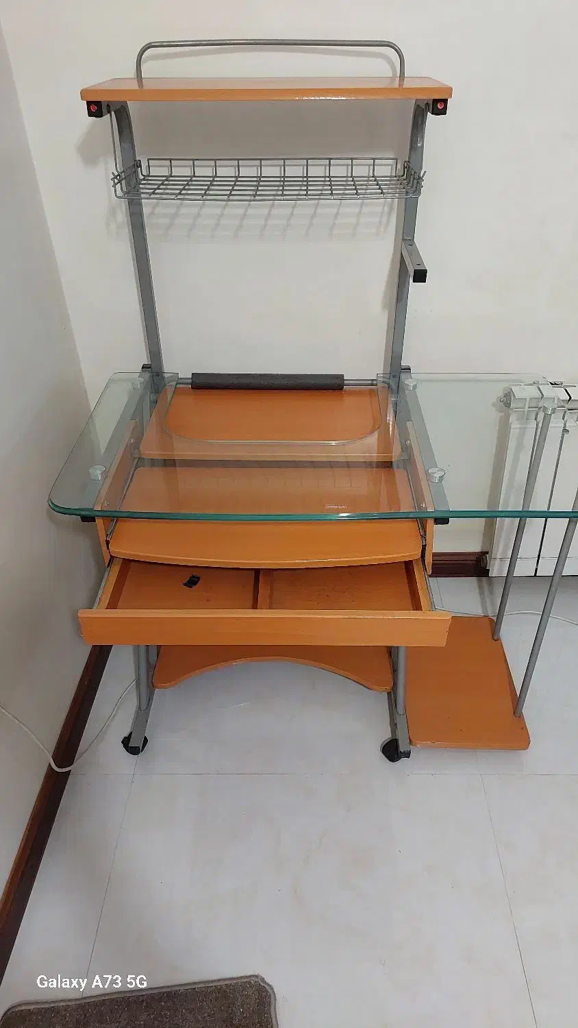 میز کامپیوتر تمیز|میز تحریر و کامپیوتر|تهران, علم و صنعت|دیوار