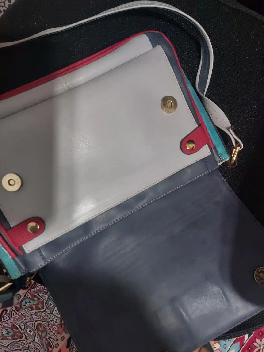 کیف دوشی بسیار جادار چرمی تضمینی|کیف، کفش، کمربند|ساری, |دیوار