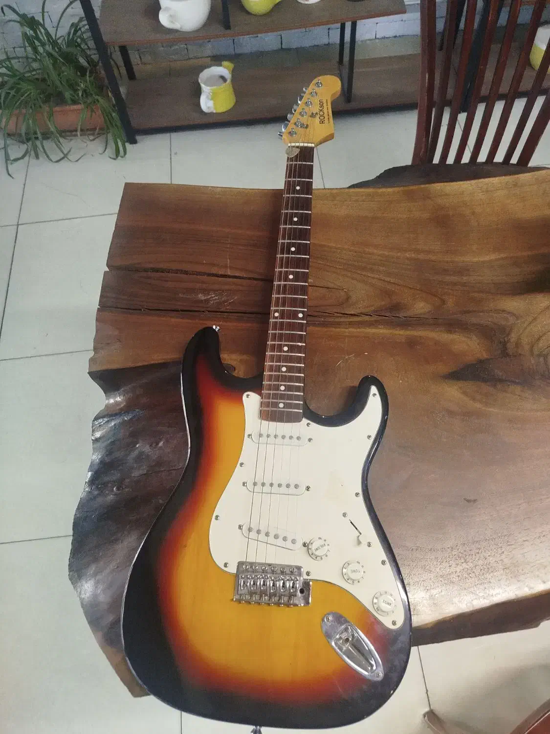 گیتار الکتریک|گیتار، بیس، امپلیفایر|ارومیه, |دیوار