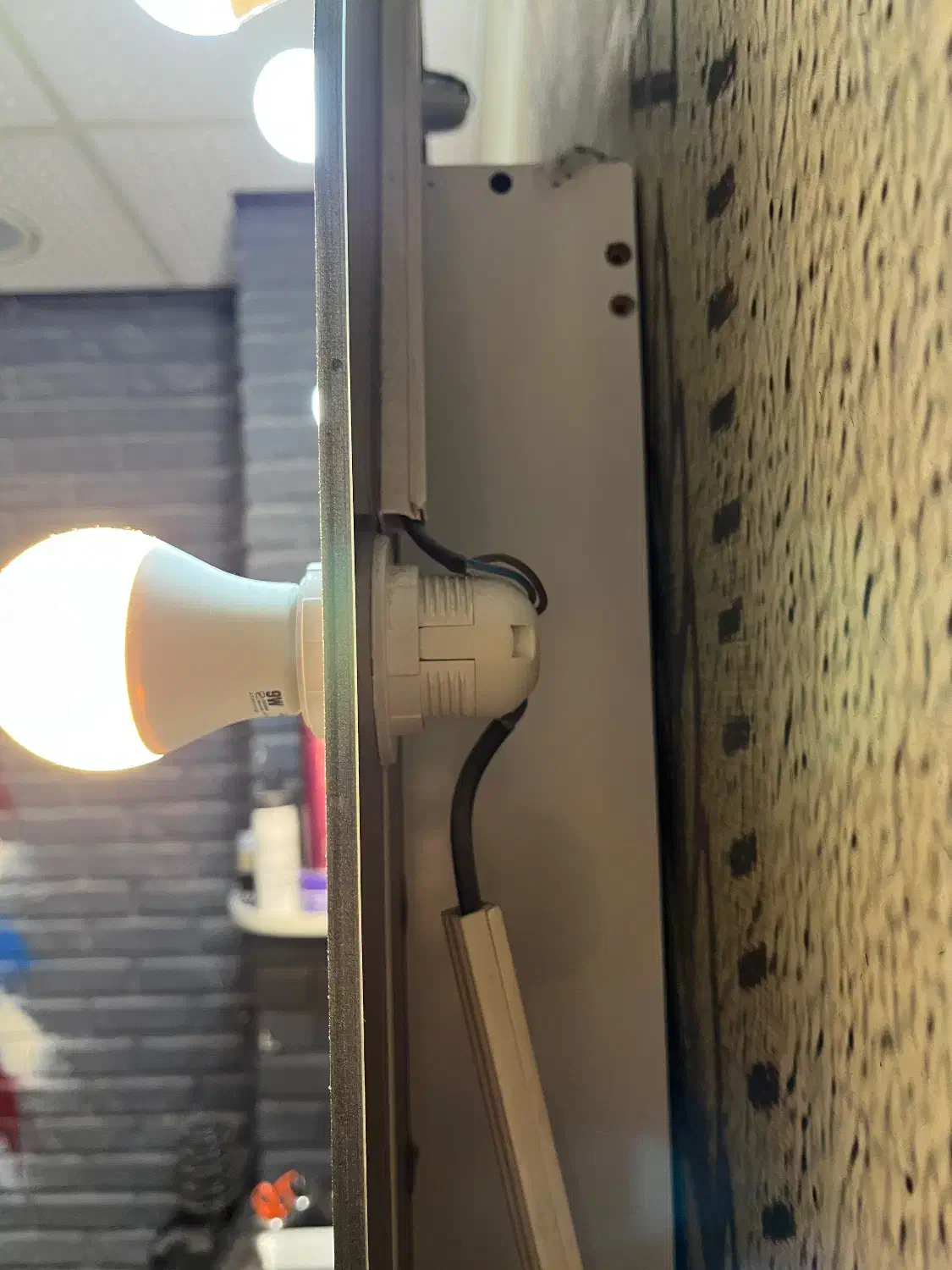 آیینه لامپ دار آرایشگاه|آرایشگاه و سالنهای زیبایی|اندیشه, اندیشه فاز ۱|دیوار