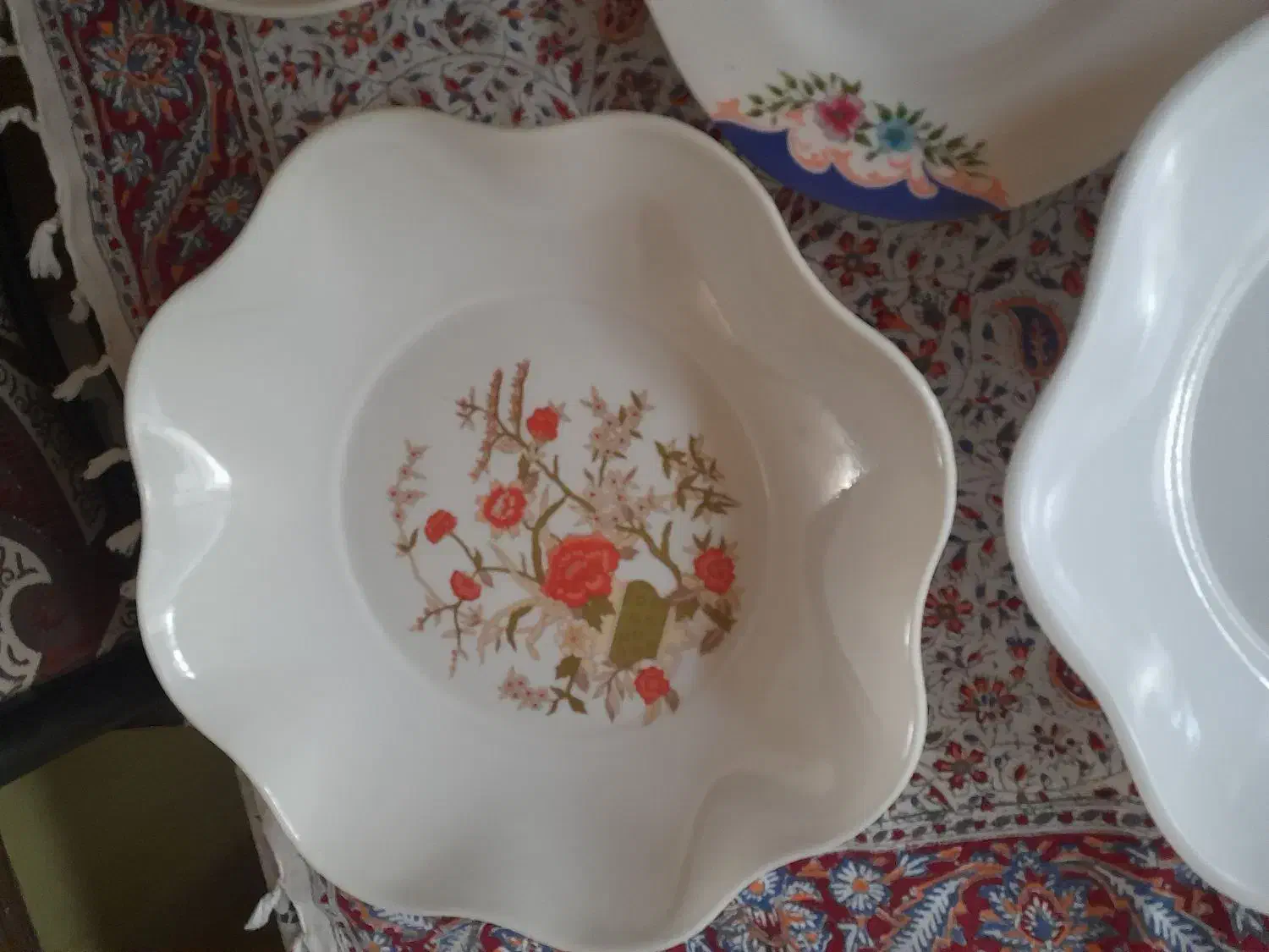 تعدادی ظرف ملامین مرغ خوری ودوعددمیوه خوری|ظروف سرو و پذیرایی|شاهینشهر, نظامی|دیوار