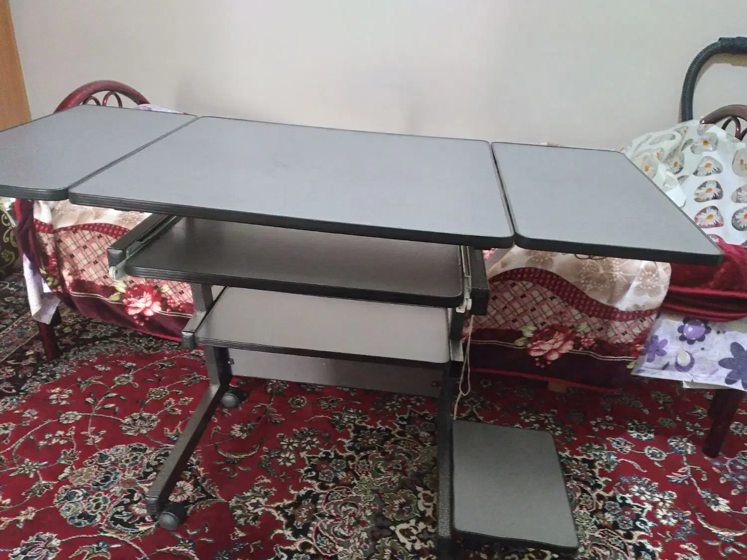 میز کامپیوتر تاشو ، سالم و تمیز در حد نو|میز تحریر و کامپیوتر|خمینی‌شهر, |دیوار