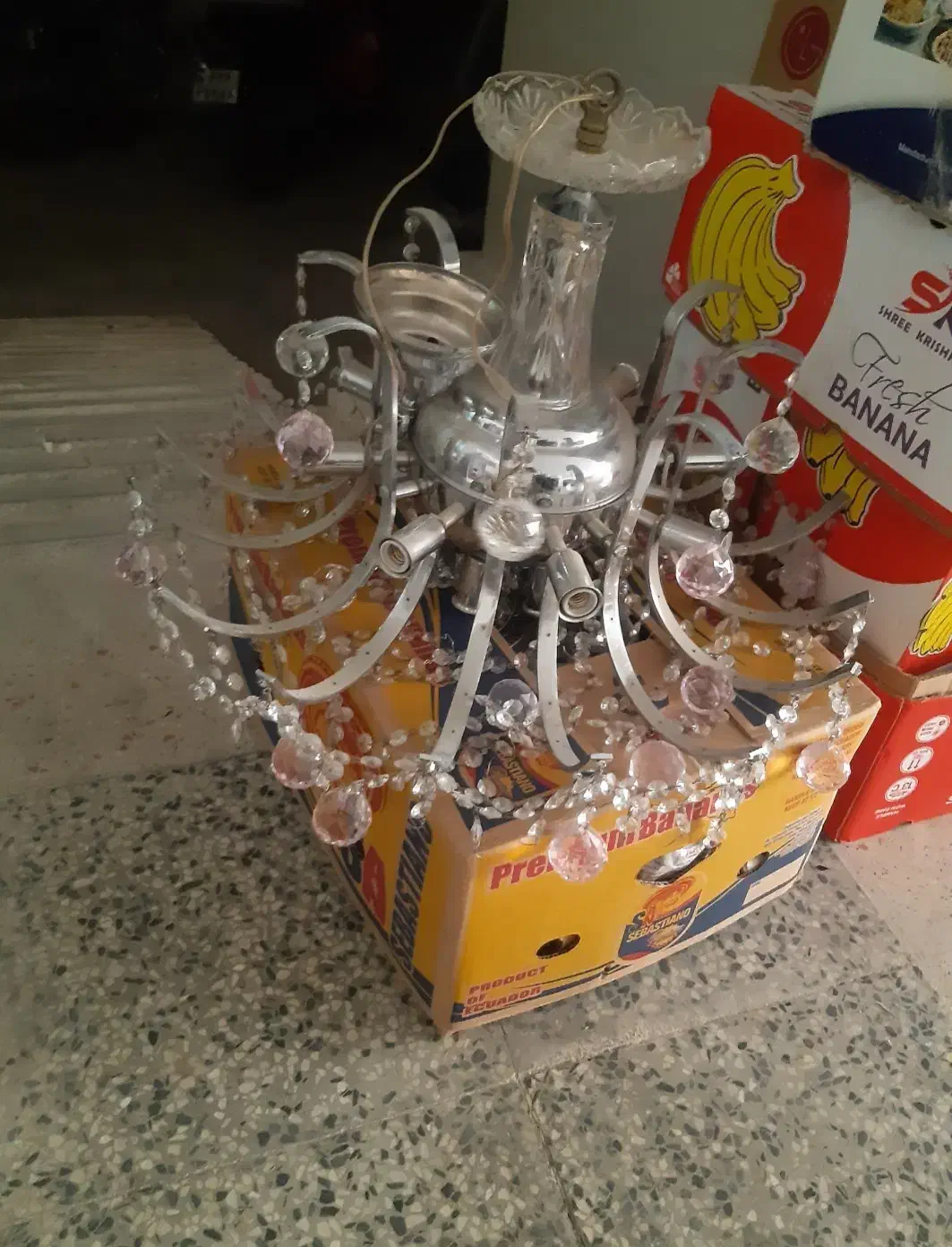 لوستر|لوستر و چراغ آویز|اصفهان, خواجه عمید|دیوار