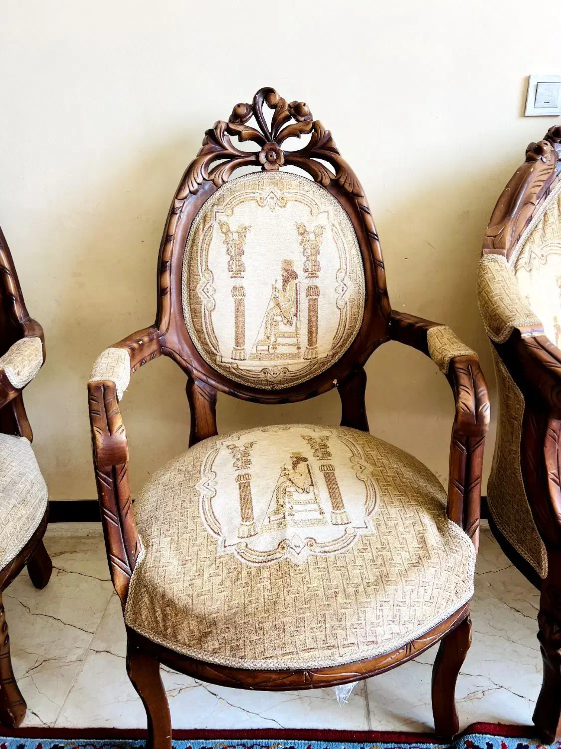 مبل سلطنتی|مبلمان خانگی و میز عسلی|صدرا-فارس, فاز ۱|دیوار