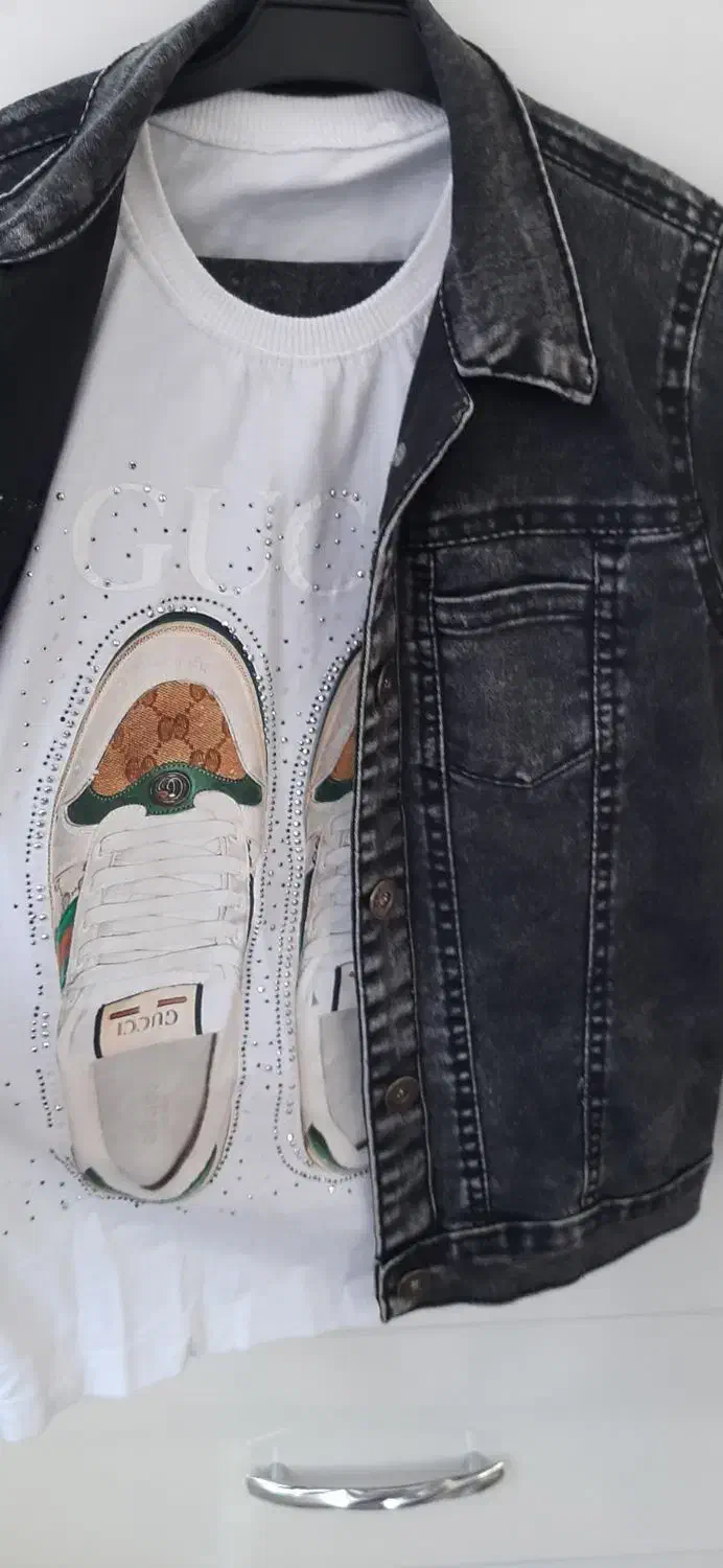 سه تیک جین|کفش و لباس بچه|میانه, |دیوار