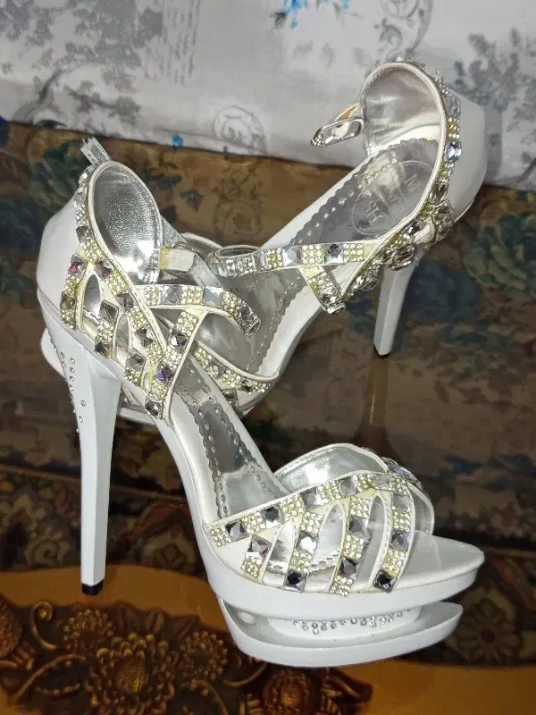 لباس ها و کفش های مجلسی|لباس|خوی, |دیوار