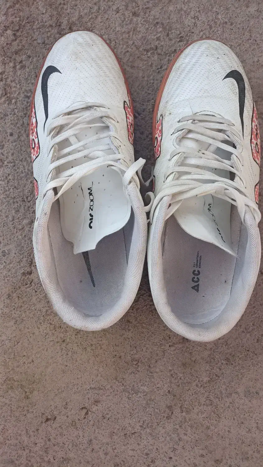 کفش|کیف، کفش، کمربند|خوی, |دیوار