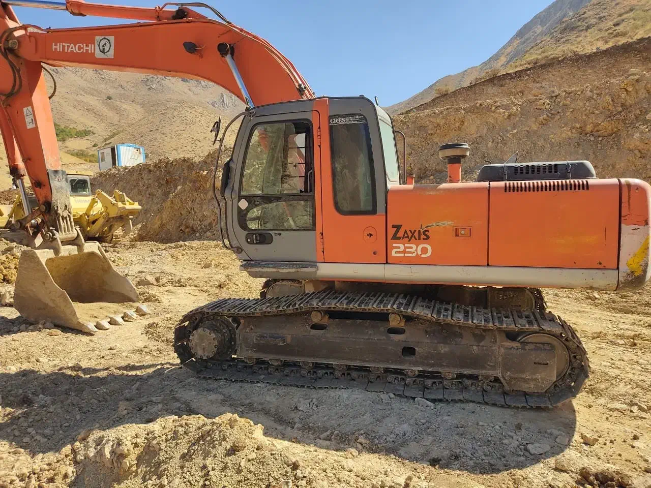 بیل هیتاچی ۲۳۰|خودرو سنگین|مریوان, |دیوار