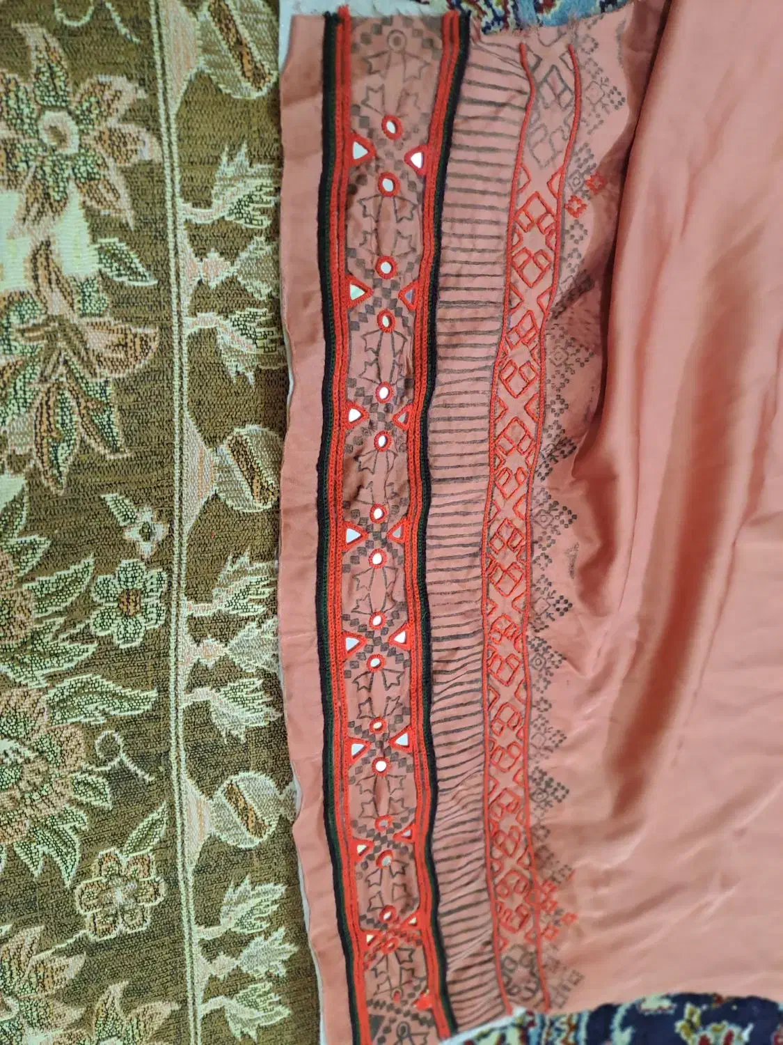 تپه ای یکم اینه هم دوخته|لباس|سراوان, |دیوار