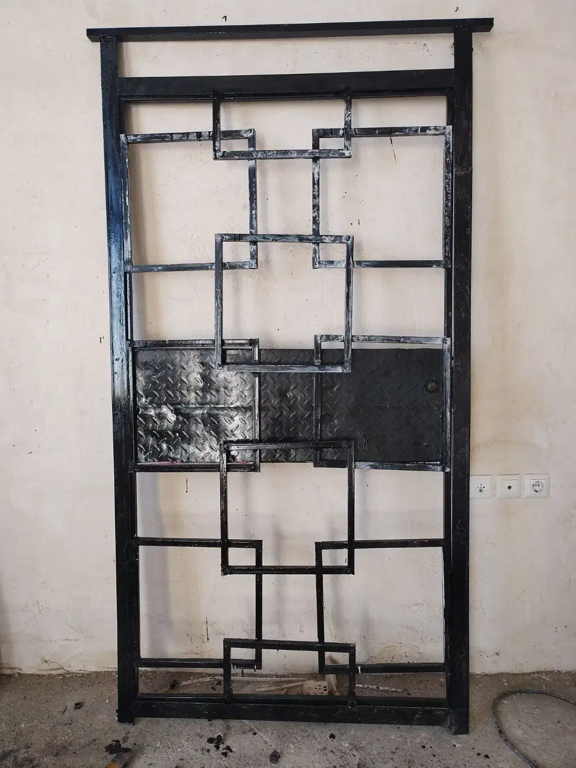 در حیاط و پنجره آهنی|مصالح و تجهیزات ساختمان|اردبیل, |دیوار