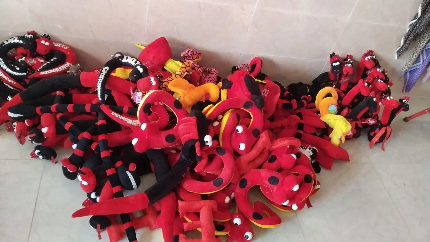 فروش انواع عروسک بیش از 120عددبه قیمت هر عدد 80000|اسباببازی بچه|لاجان, |دیوار