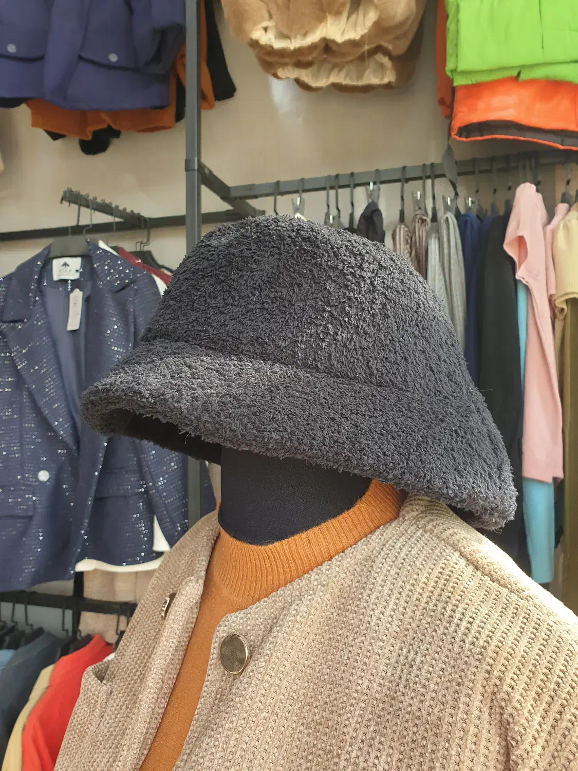 کلاه باکت|لباس|کرمانشاه, |دیوار