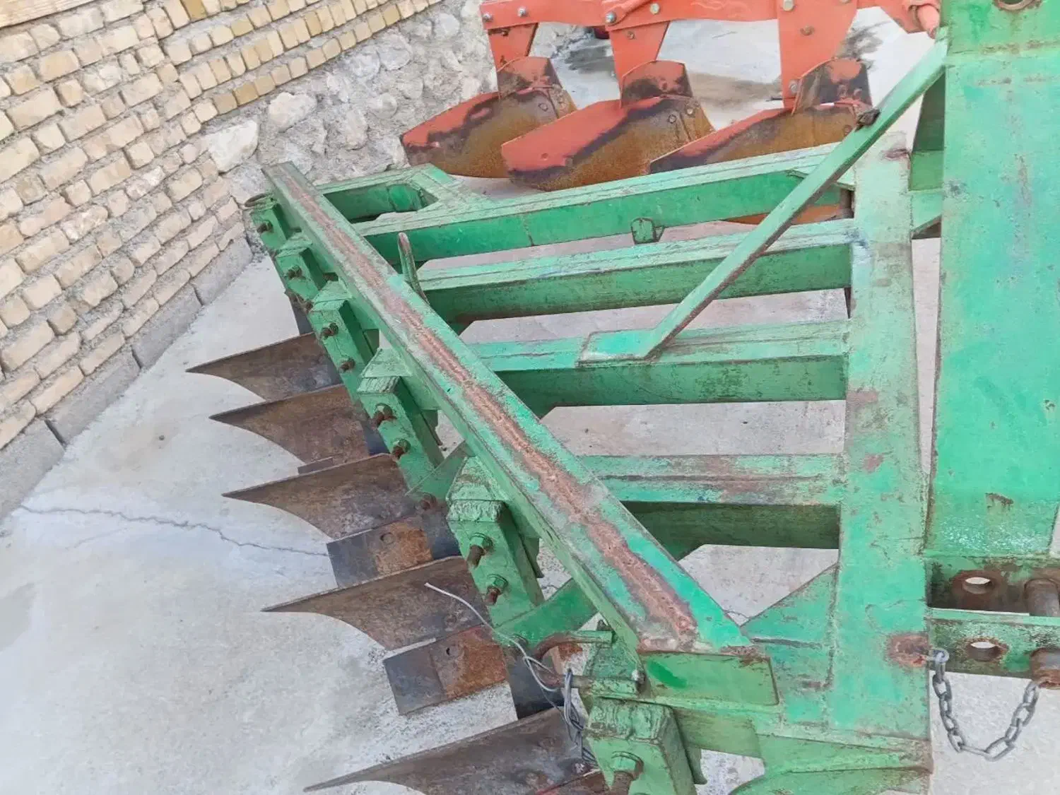 گاو آهن|ماشین‌آلات صنعتی|چگنی, |دیوار