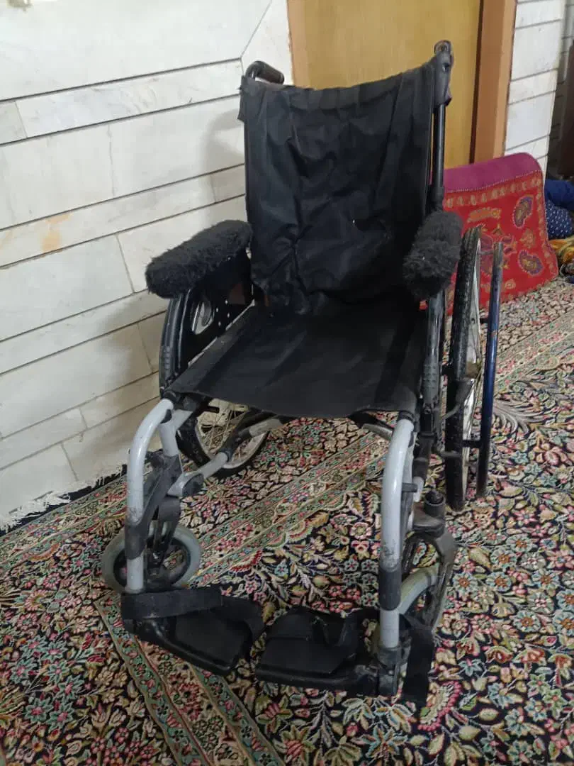 یک عود ویلچر سبک و راحت فروشی|آرایشی، بهداشتی، درمانی|سیرجان, |دیوار