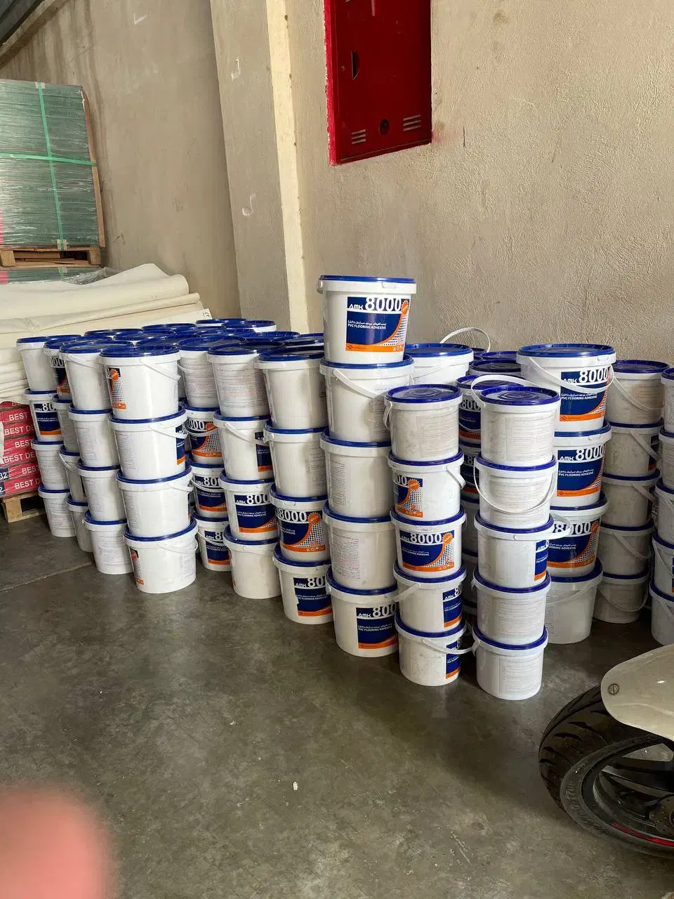 چسب خمیری کفپوش 8000 AMK در اندازه 4 و 10 کیلویی|مصالح و تجهیزات ساختمان|تهران, شهران جنوبی|دیوار
