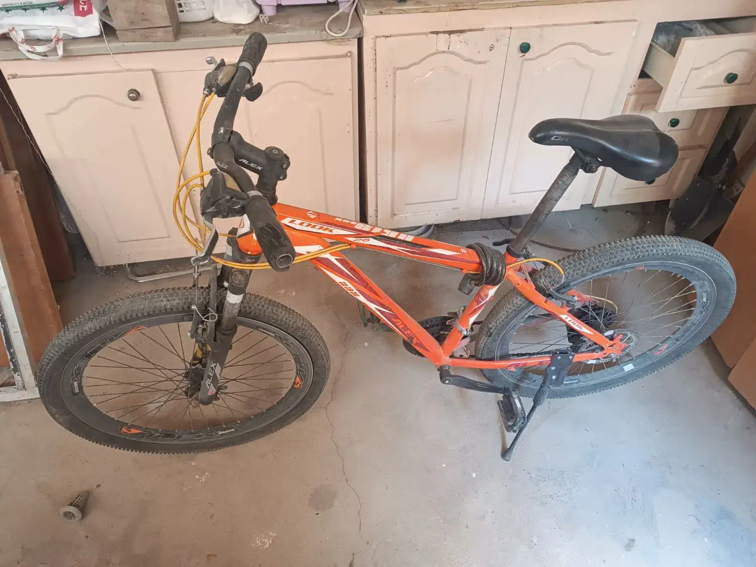 چرخ|دوچرخه، اسکیت، اسکوتر|کبودرآهنگ, |دیوار