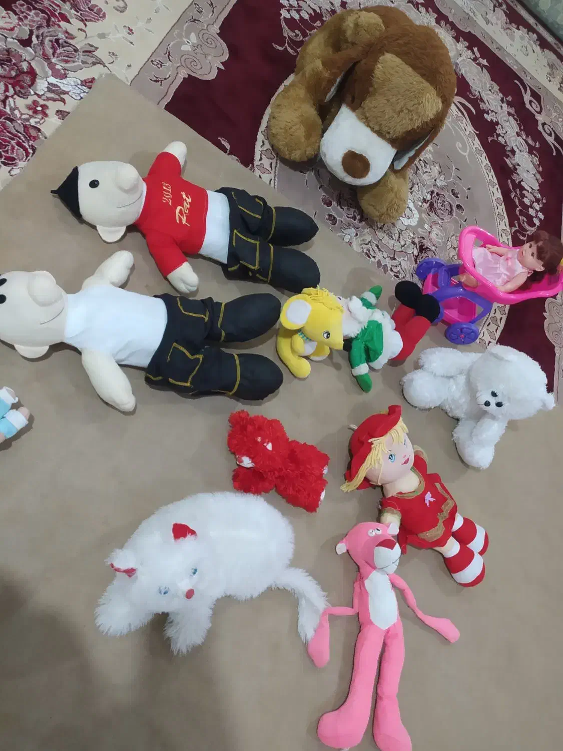 تعدادی عروسک|اسباببازی بچه|ایوان, |دیوار