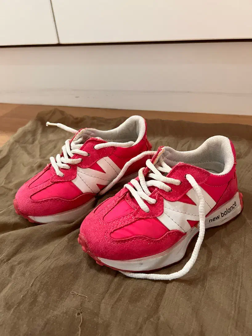 پوتین کتونی کفش کودک|کفش و لباس بچه|بندر انزلی, معلم|دیوار