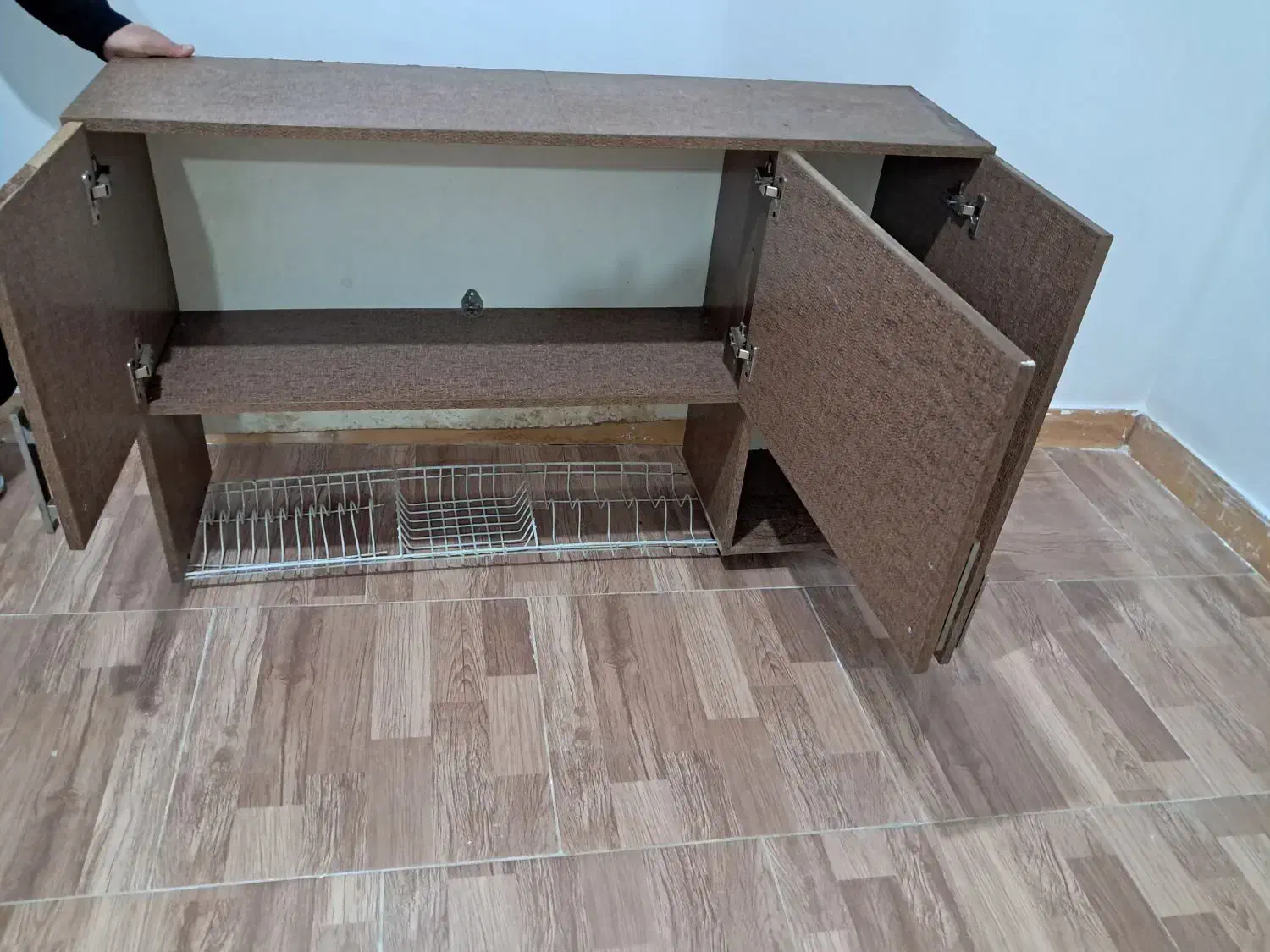 آبچکان|آب‌چکان و نظم‌دهنده ظروف|رشت, دخانیات|دیوار