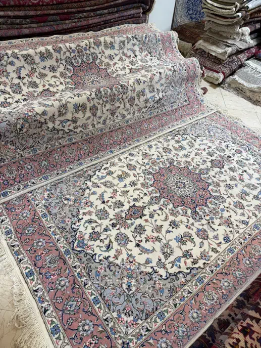 جفت فرش ۶ متری کرم پوست پیازی گل ابریشم دستباف|فرش|تهران, سعادتآباد|دیوار