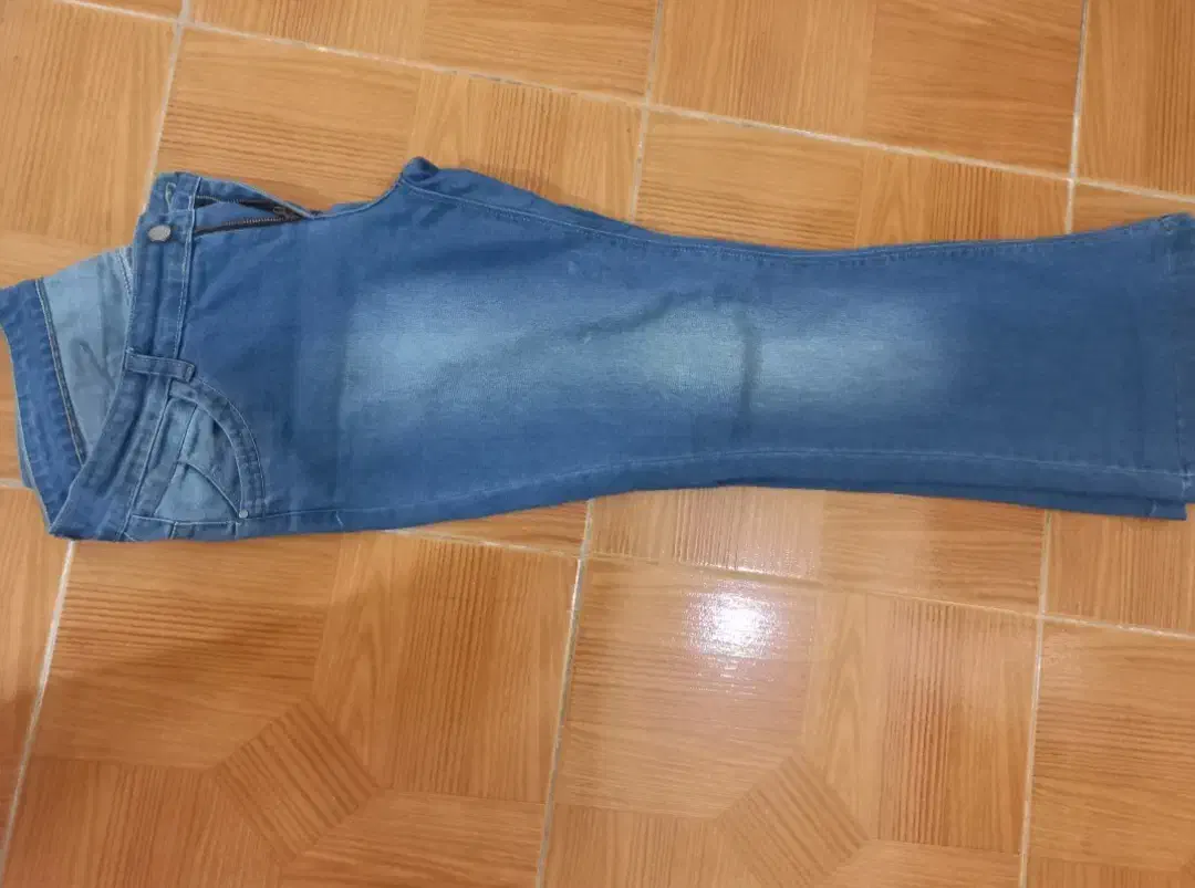 شلوار جین و مازراتی وشال|لباس|بندر انزلی, معلم|دیوار