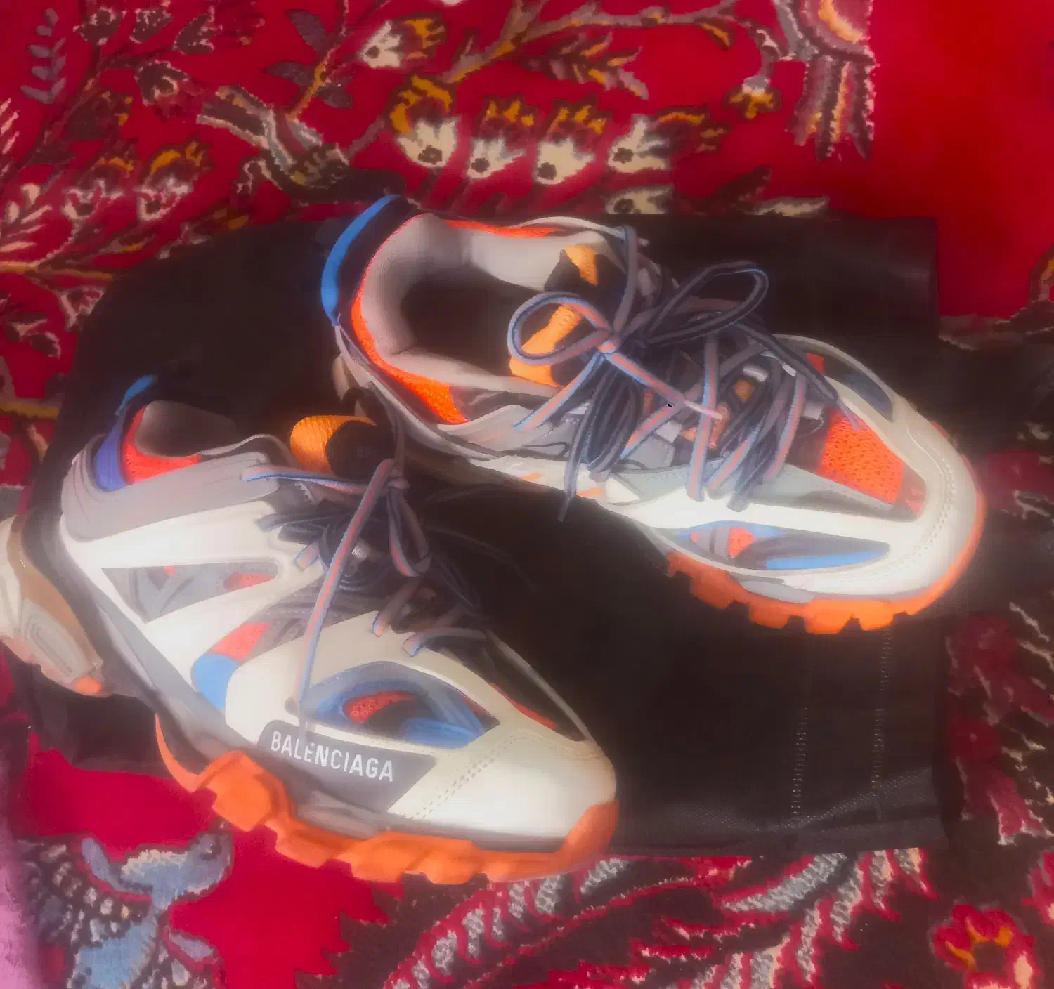 دو تا بوت و پنج تا کتونی و سه تا ساعت جیشاک|کیف، کفش، کمربند|ساری, |دیوار