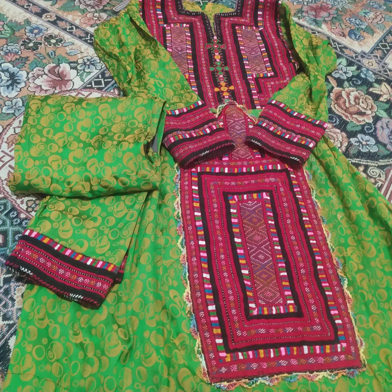 زی استین|لباس|جالق, |دیوار