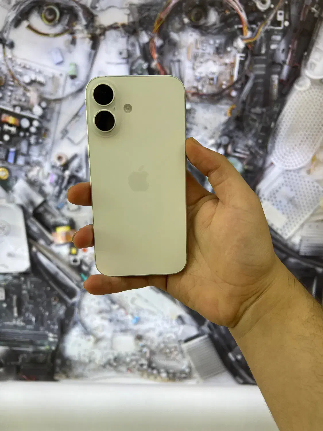 ایفون ۱۶ ۱۲۸رنگ سفید حافظه ۱۲۸بسیار تو تمیز|موبایل|اصفهان, مفتح|دیوار