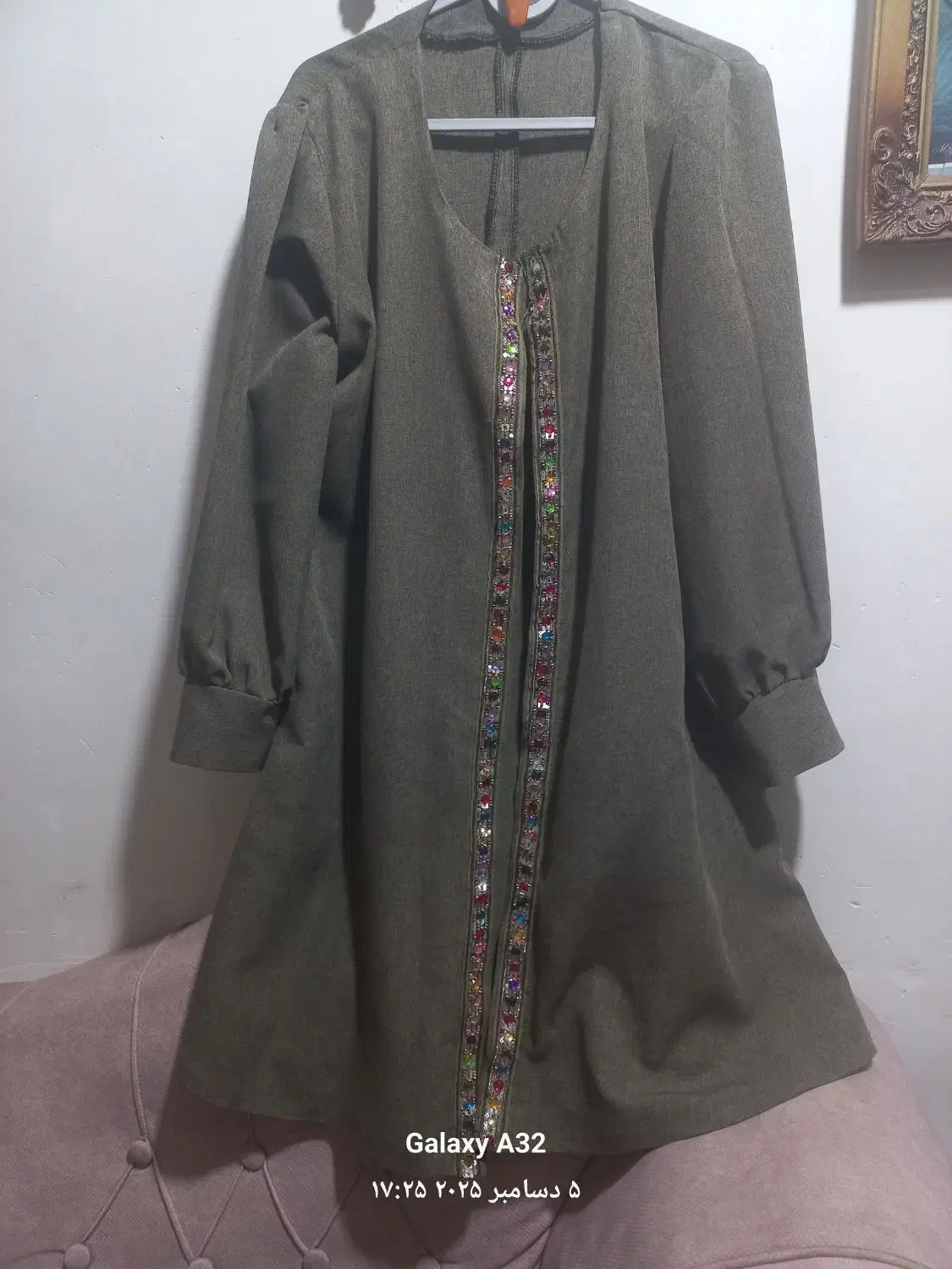 مانتو سبز تیره|لباس|اهواز, گلستان|دیوار