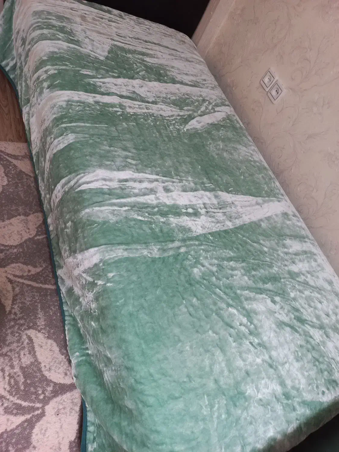 پتو|رختخواب، بالش، پتو|رودهن, |دیوار