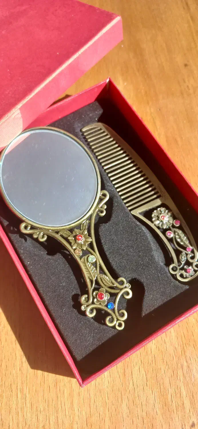 آینه و شانه ی برنجی|کلکسیون اشیاء عتیقه|تهران, فلسطین (میدان انقلاب)|دیوار