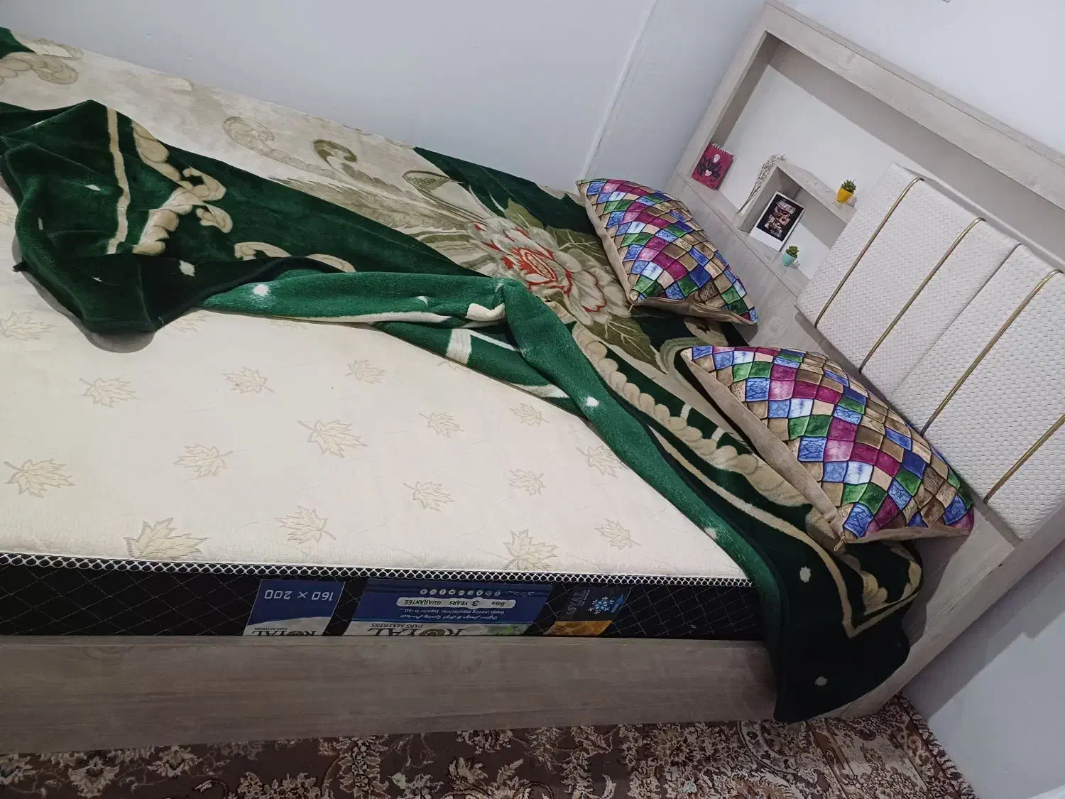 تخت خواب دو نفره سالم به خاطر جابه جایی میفروشم|تخت و سرویس خواب|رباط‌کریم, رباط‌کریم|دیوار