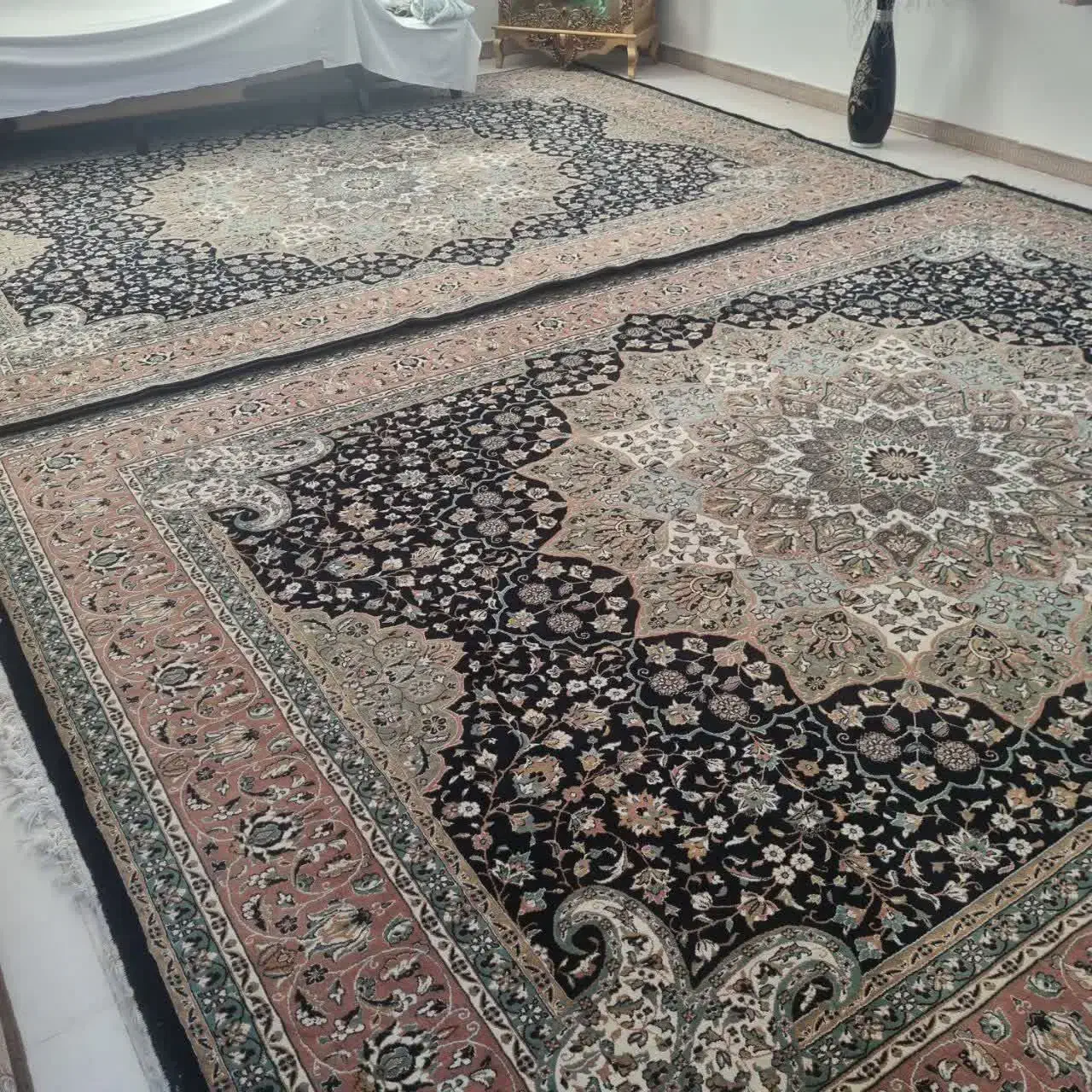 تعدادی فرش ماشینی ودست باف|فرش|مشگین شهر, |دیوار