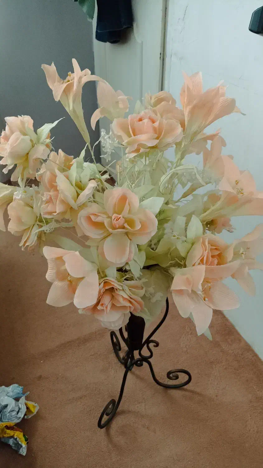 گل با گلدان فرفوژه ومجسمه زیبا|گل مصنوعی|نهاوند, |دیوار