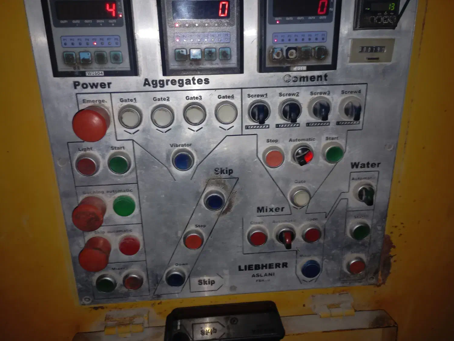 خدمات برق صنعتی آذرخش|خدمات پیشه و مهارت|آبپخش, |دیوار