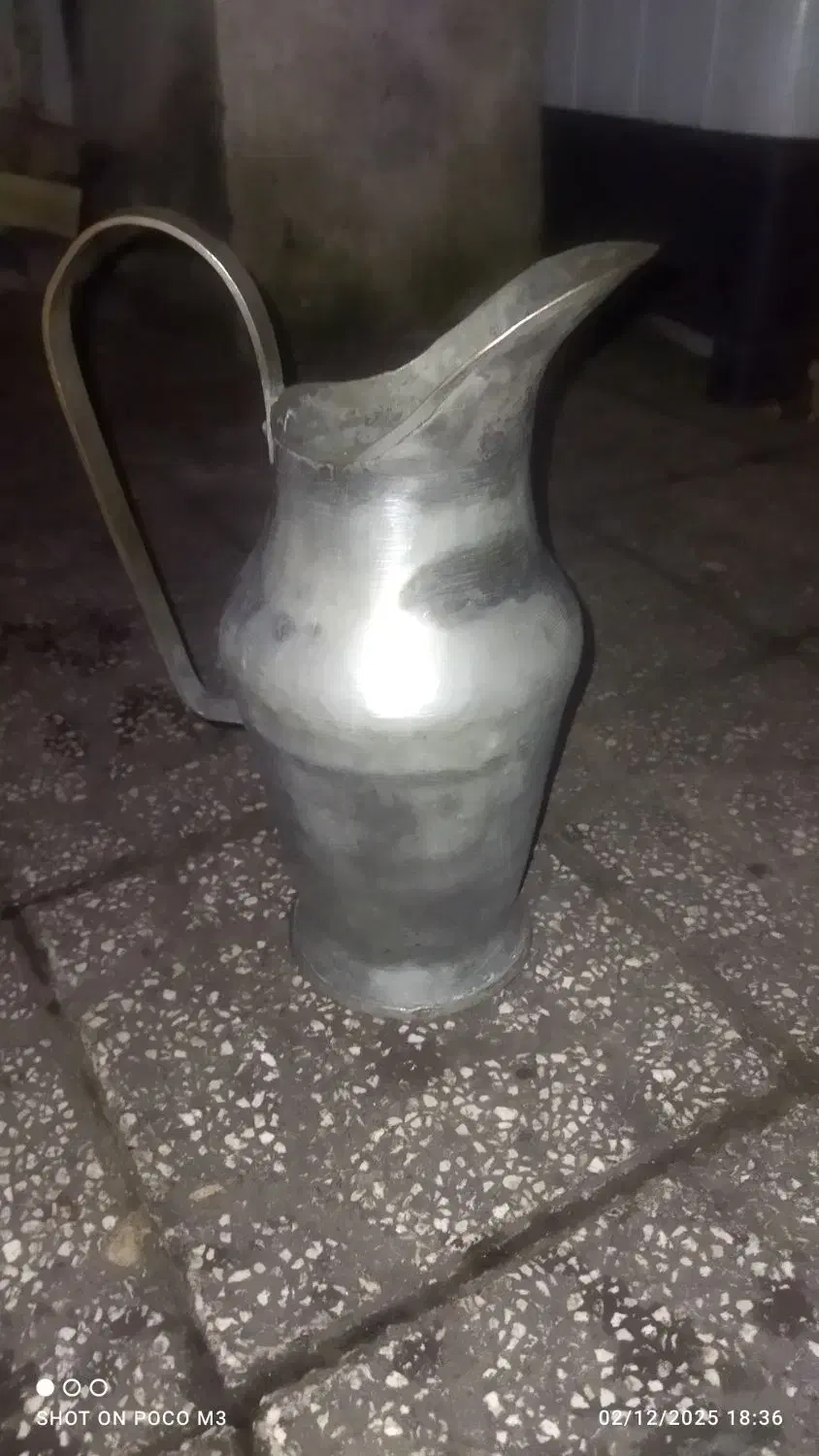 پارچ مسی مدل چکشی قدیمی|کلکسیون اشیاء عتیقه|رشت, دباغیان|دیوار