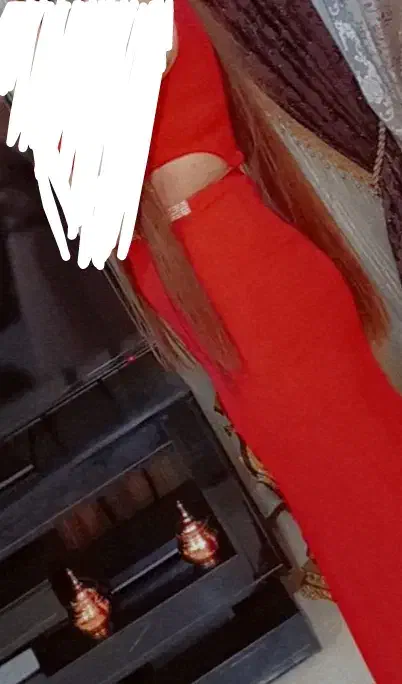 لباس مجلسی قرمز|لباس|رباط‌کریم, رباط‌کریم|دیوار