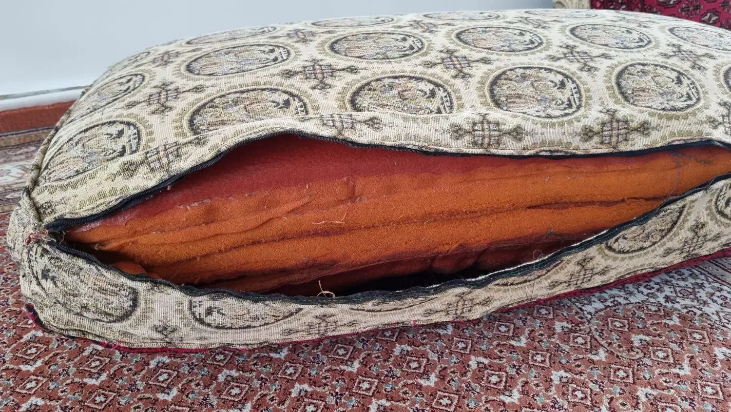 پشتی یک جفت ابری|پشتی|اراک, |دیوار