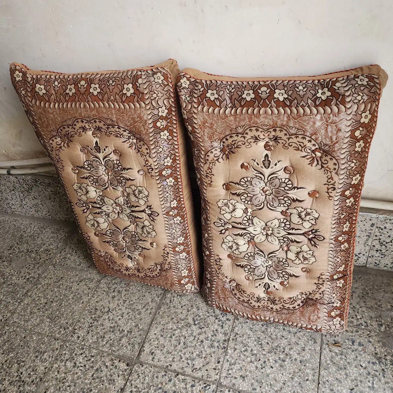 پشتی دوعدد|پشتی|اصفهان, پرتمان|دیوار