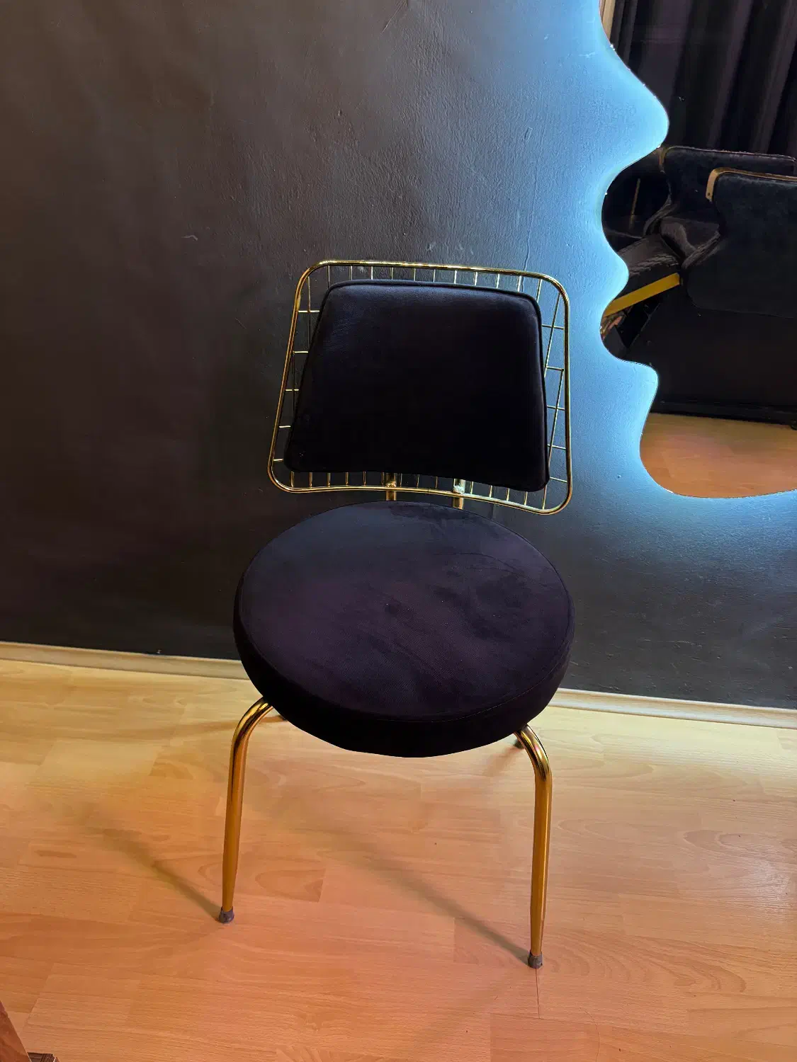 یونیت و ترالی و صندلی نو|آرایشگاه و سالن‌های زیبایی|مراغه, |دیوار